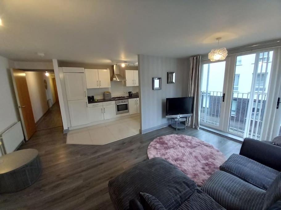 Modern 2-Bedroom City Apartment With Free Parking Belfast Buitenkant foto