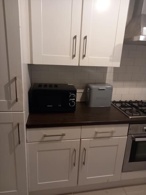 Modern 2-Bedroom City Apartment With Free Parking Belfast Buitenkant foto