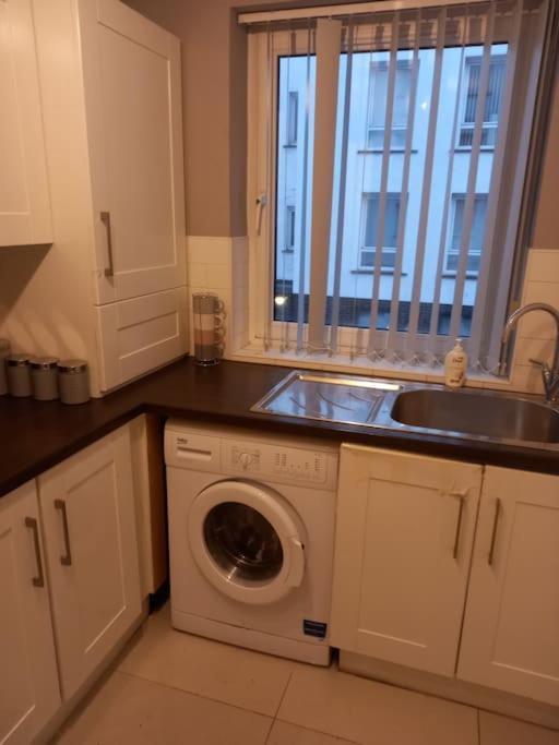 Modern 2-Bedroom City Apartment With Free Parking Belfast Buitenkant foto