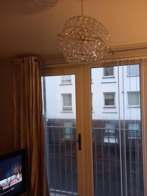 Modern 2-Bedroom City Apartment With Free Parking Belfast Buitenkant foto