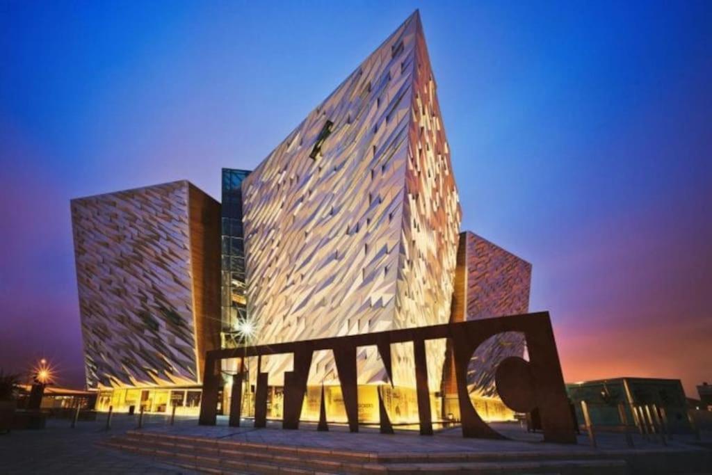 Modern 2-Bedroom City Apartment With Free Parking Belfast Buitenkant foto