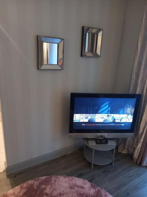Modern 2-Bedroom City Apartment With Free Parking Belfast Buitenkant foto