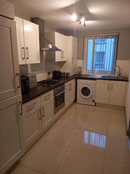Modern 2-Bedroom City Apartment With Free Parking Belfast Buitenkant foto