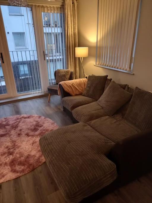 Modern 2-Bedroom City Apartment With Free Parking Belfast Buitenkant foto