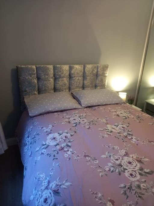 Modern 2-Bedroom City Apartment With Free Parking Belfast Buitenkant foto